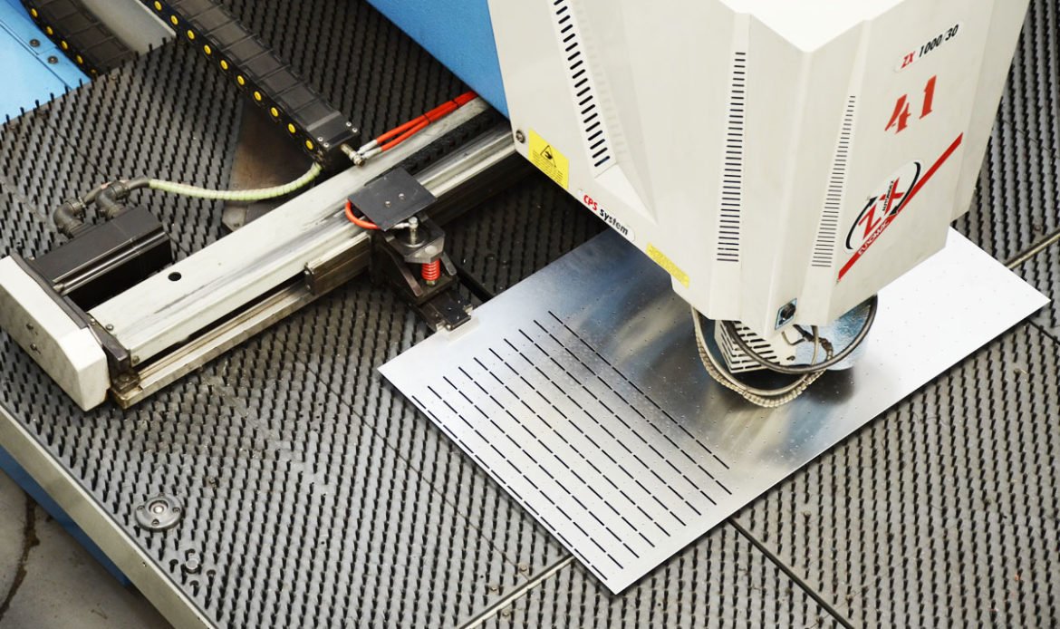 Puncionadeira CNC garante maior rapidez, precisão e tecnologia avançada nos cortes de peças para iluminação