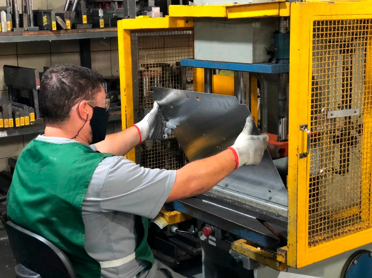 Prensa hidráulica: imprescindível nos processos de estamparia de peças de iluminação