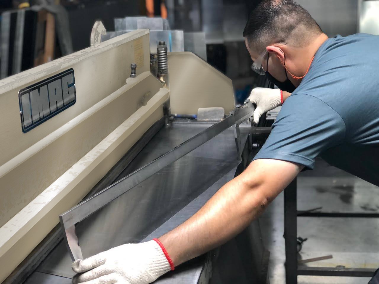 Qual a função da guilhotina na produção de peças e acessórios para projetos de iluminação?