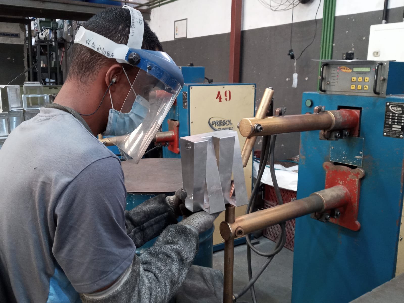 O que uma metalúrgica de peças para iluminação deve oferecer?