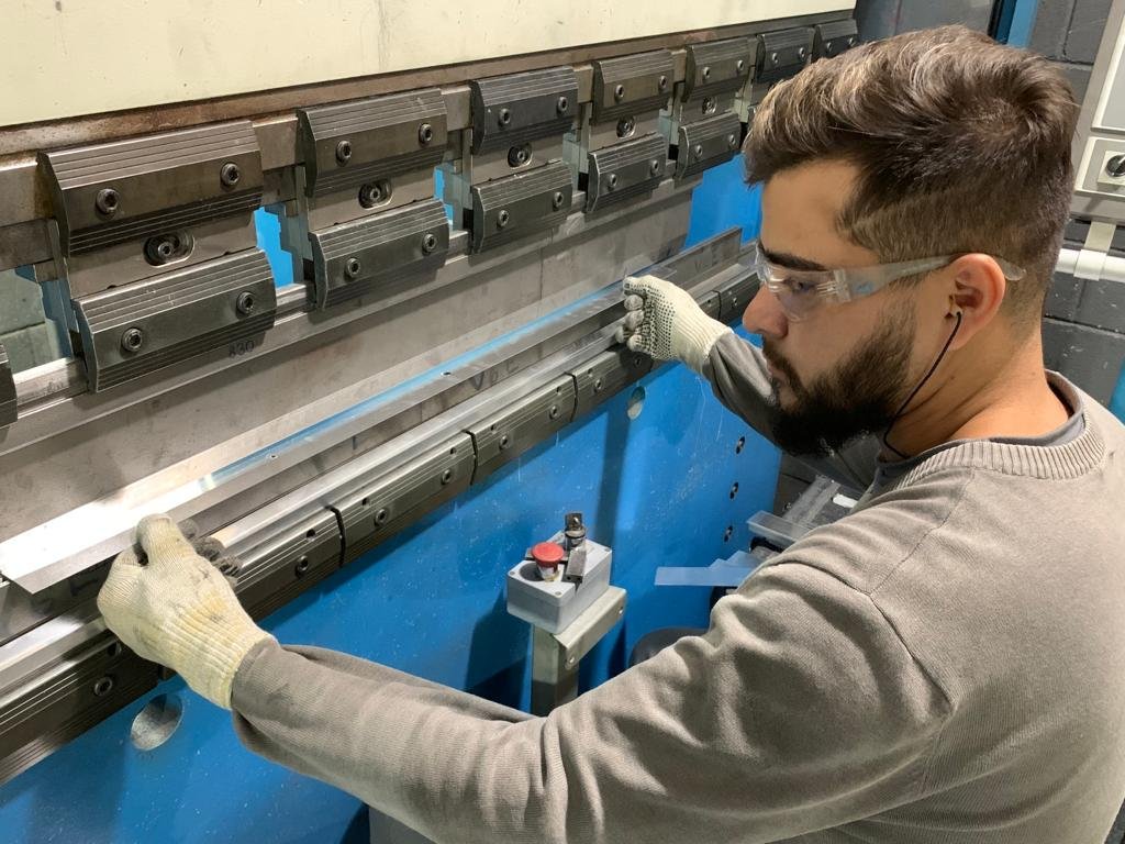 Quais as vantagens em terceirizar uma metalúrgica de peças e acessórios de iluminação?