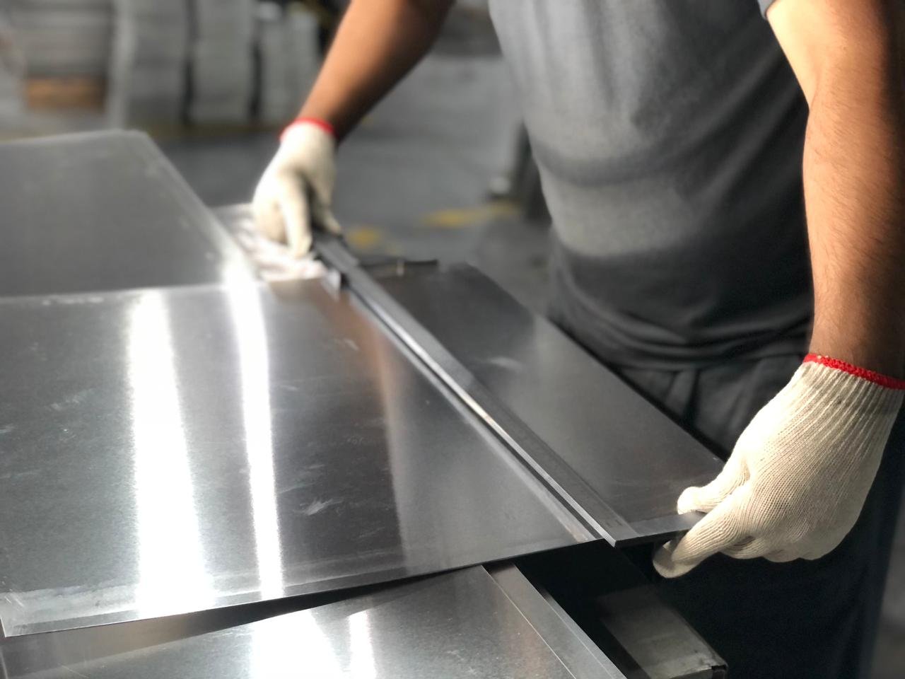 Que peças e acessórios de iluminação podem ser feitos com alumínio?