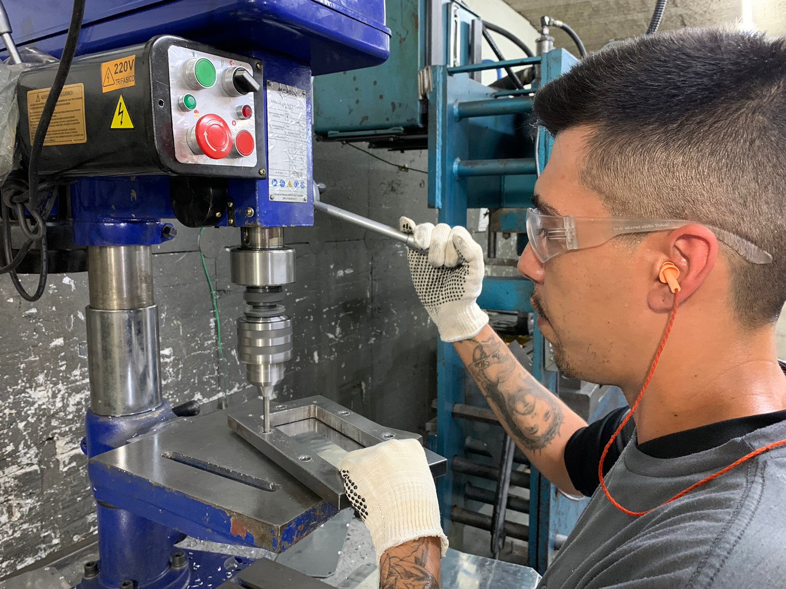 Processo de furação em estamparia de metal