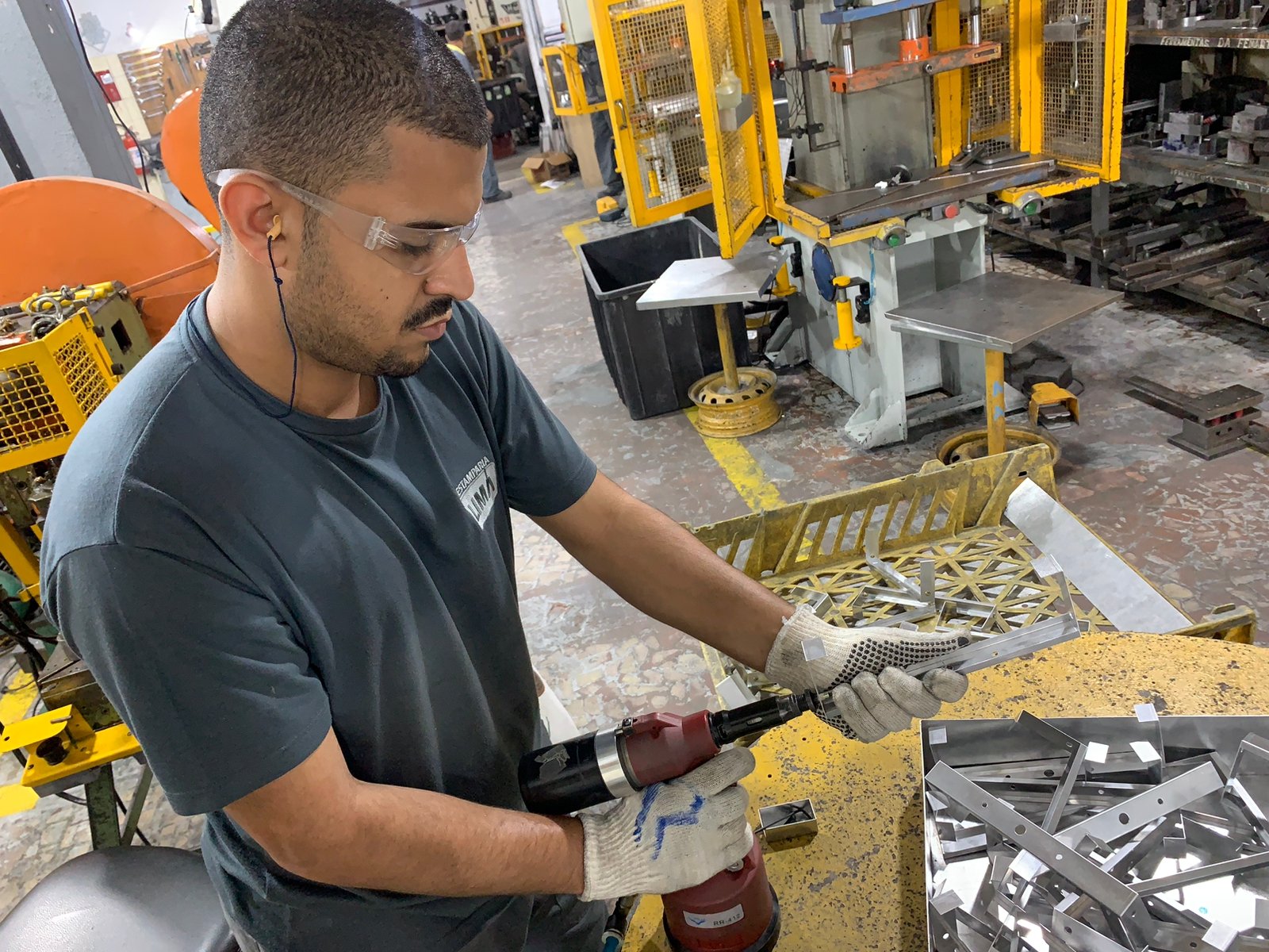 Qual a função da rebitagem em projetos de iluminação?