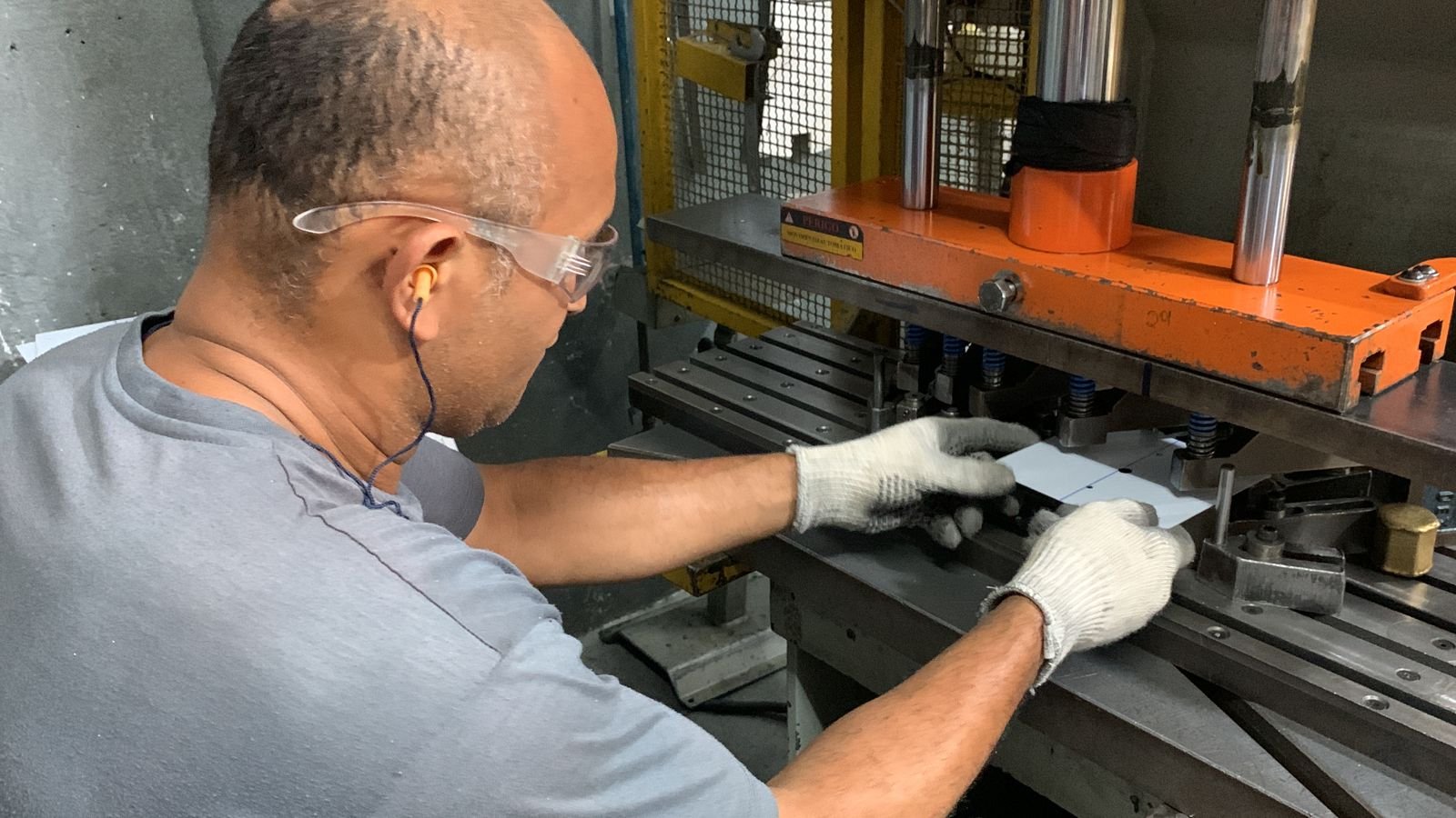 Precisão e durabilidade na produção de peças de iluminação