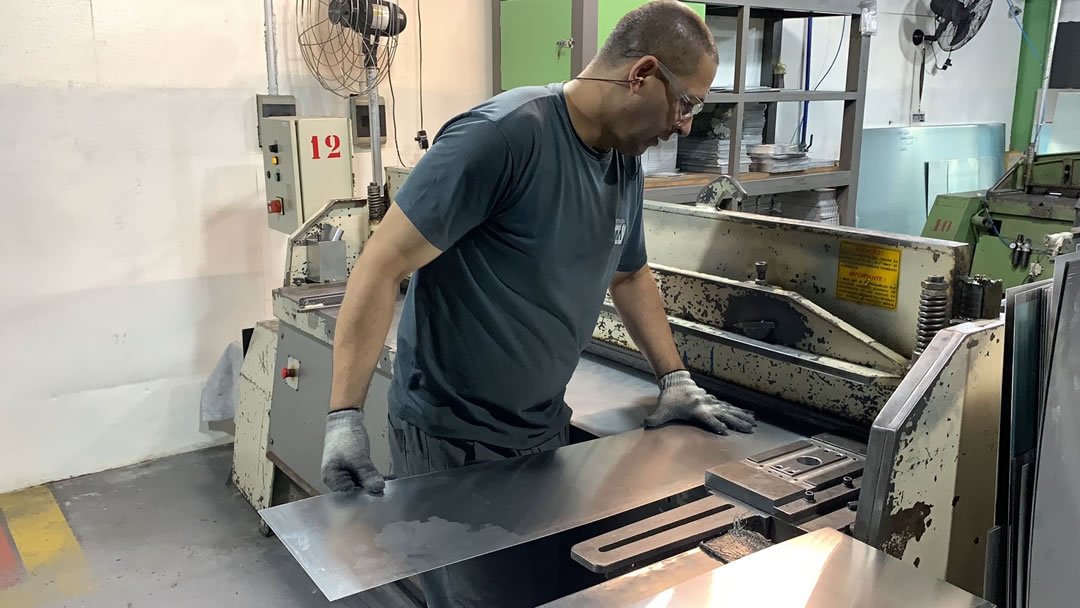 Por que vale a pena terceirizar serviços de estamparia de iluminação?